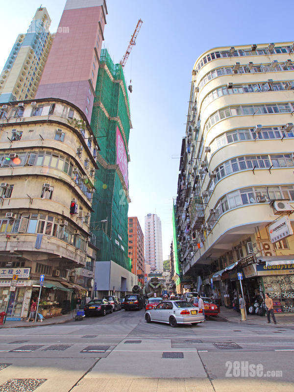 晓悦 附近街道 昌华街与福华街(前方)交界