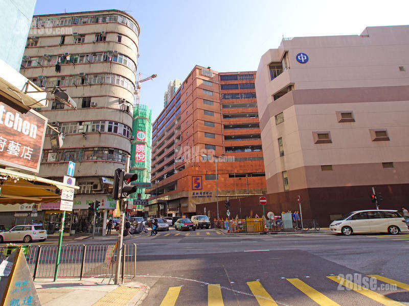 晓悦 附近街道 从青山道与福华街交界观看项目