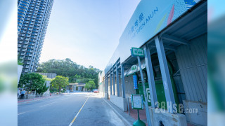 上嵐 交通配套: 項目旁邊設有專線小巴站(46)