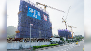Silicon Hill 主題大廈: Silicon Hill 分三期發展，合共提供1,871伙，當中第1期命名為Silicon Hill，由新鴻基發展，位於大埔優景里63號，提供576伙，間隔由開放式至3房連套房，另有連平台花園單位及頂層特色戶。 