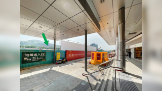 柏瓏II 屋苑設施環境: 項目 (綠色箭嘴部分) 旁邊的錦上路港鐵站