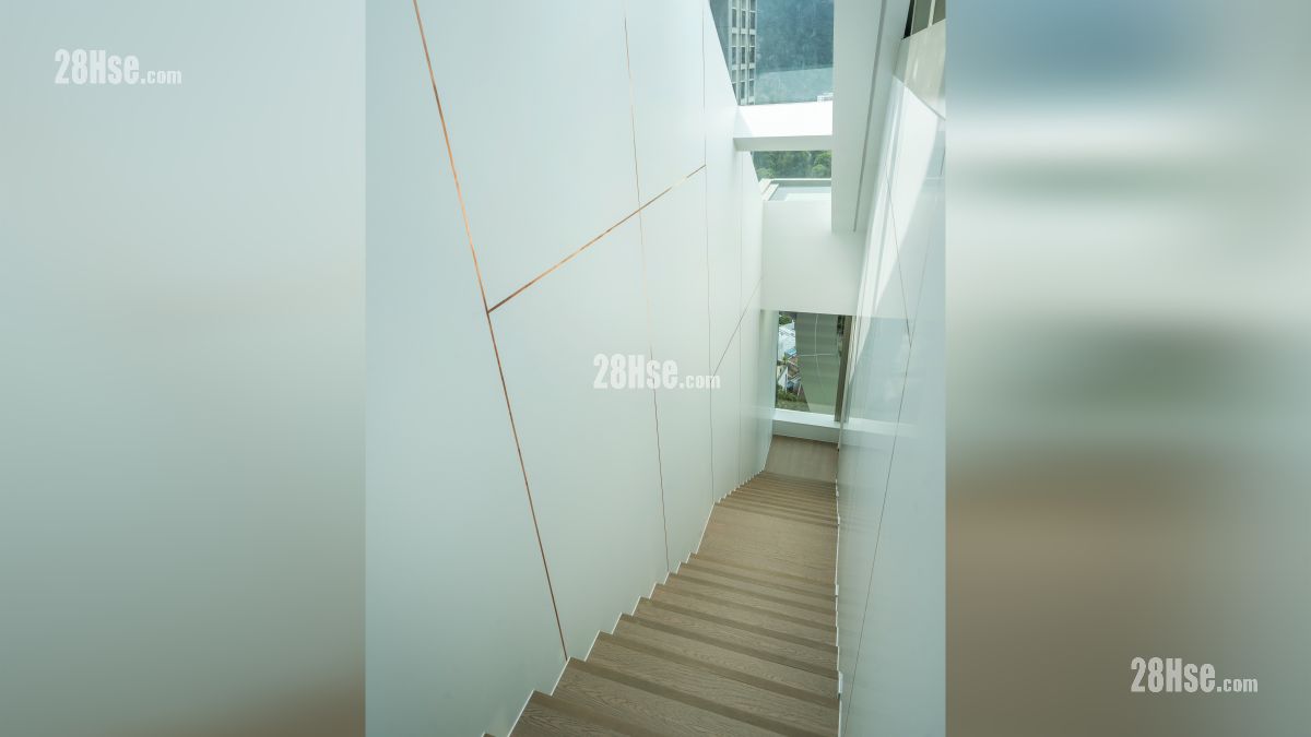 峻誉渣甸山 示范单位 客厅设有楼梯通往天台