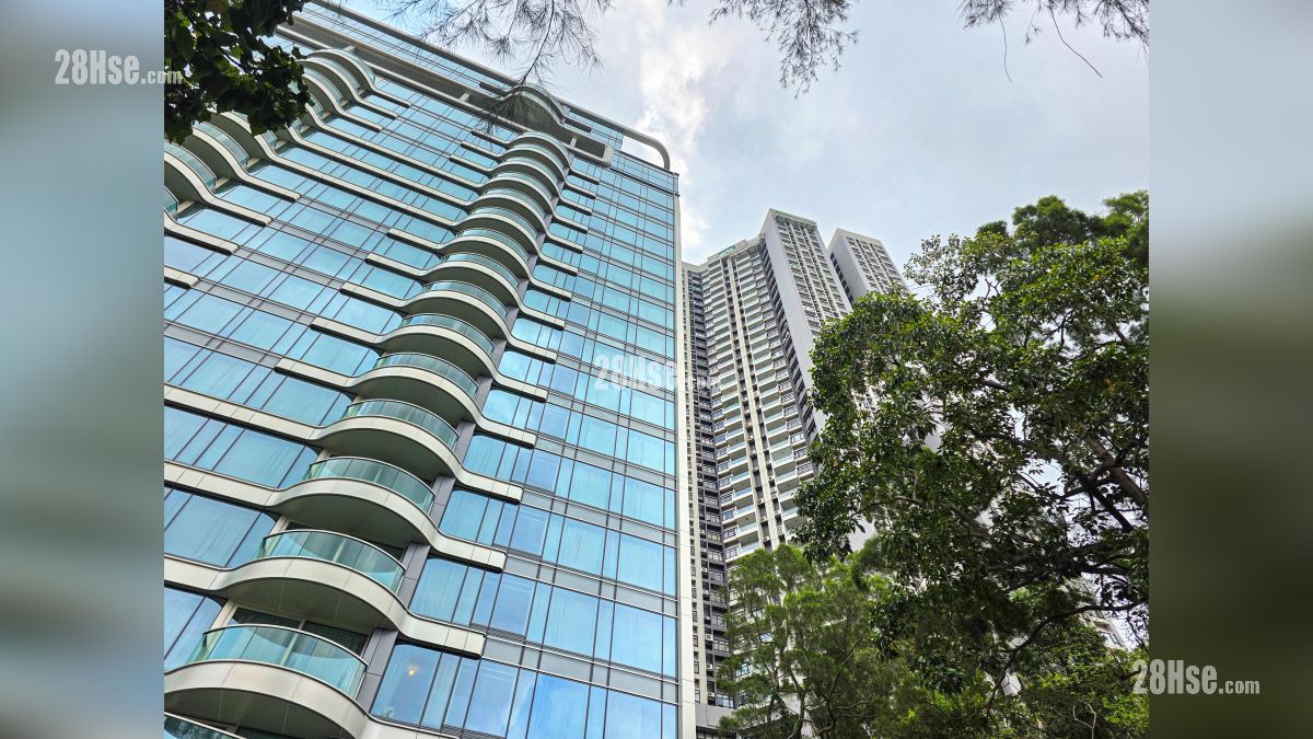 峻誉渣甸山 周边大厦 项目旁边的嘉云台 (图片右方)