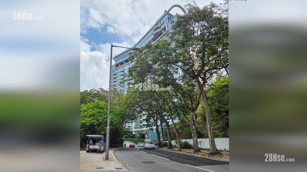 峻誉渣甸山 屋苑设施环境 项目外的大坑道人流较少, 环境比较宁静