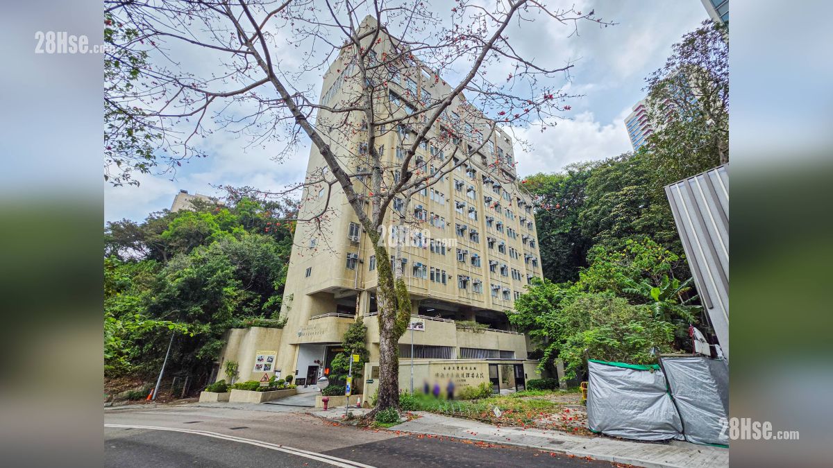 峻誉渣甸山 周边大厦 香海正觉莲社主办佛教李嘉诚护理安老院, 位于项目旁边