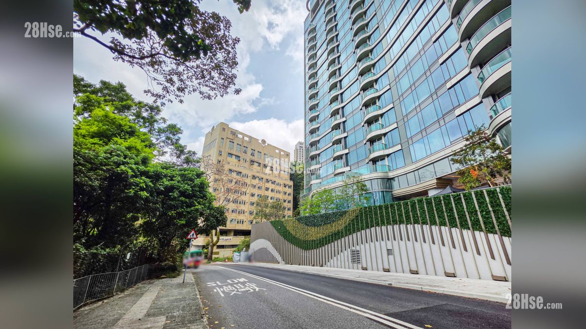 峻誉渣甸山 屋苑设施环境 项目外的大坑道人流较少, 环境比较宁静