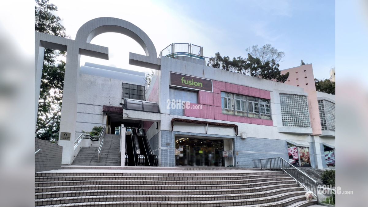 峻誉渣甸山 邻近商场或食肆 渣甸山春晖道设有超级市场, 距离项目约 700 米