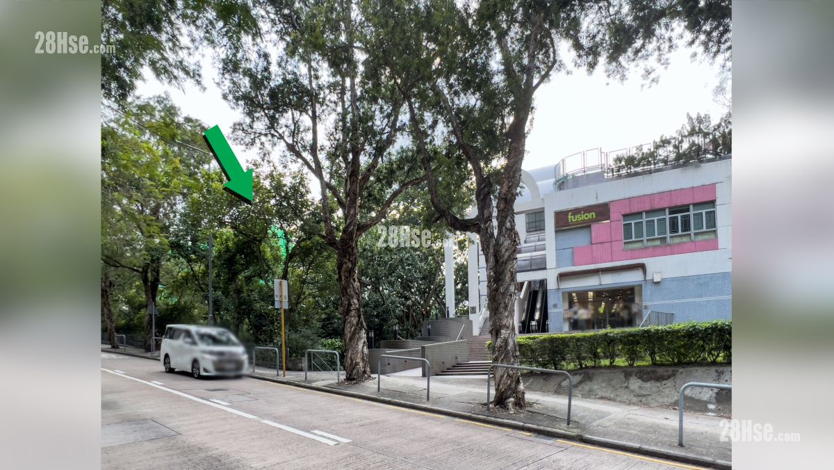 峻誉渣甸山 邻近商场或食肆 渣甸山春晖道设有超级市场, 项目位于绿色箭嘴部分