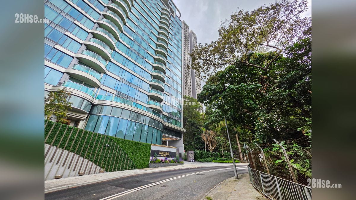 峻誉渣甸山 屋苑设施环境 项目外的大坑道人流较少, 环境比较宁静