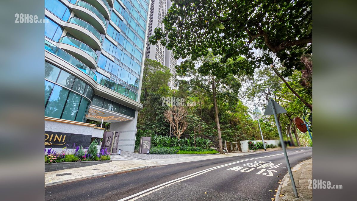 峻誉渣甸山 屋苑设施环境 项目外的大坑道人流较少, 环境比较宁静