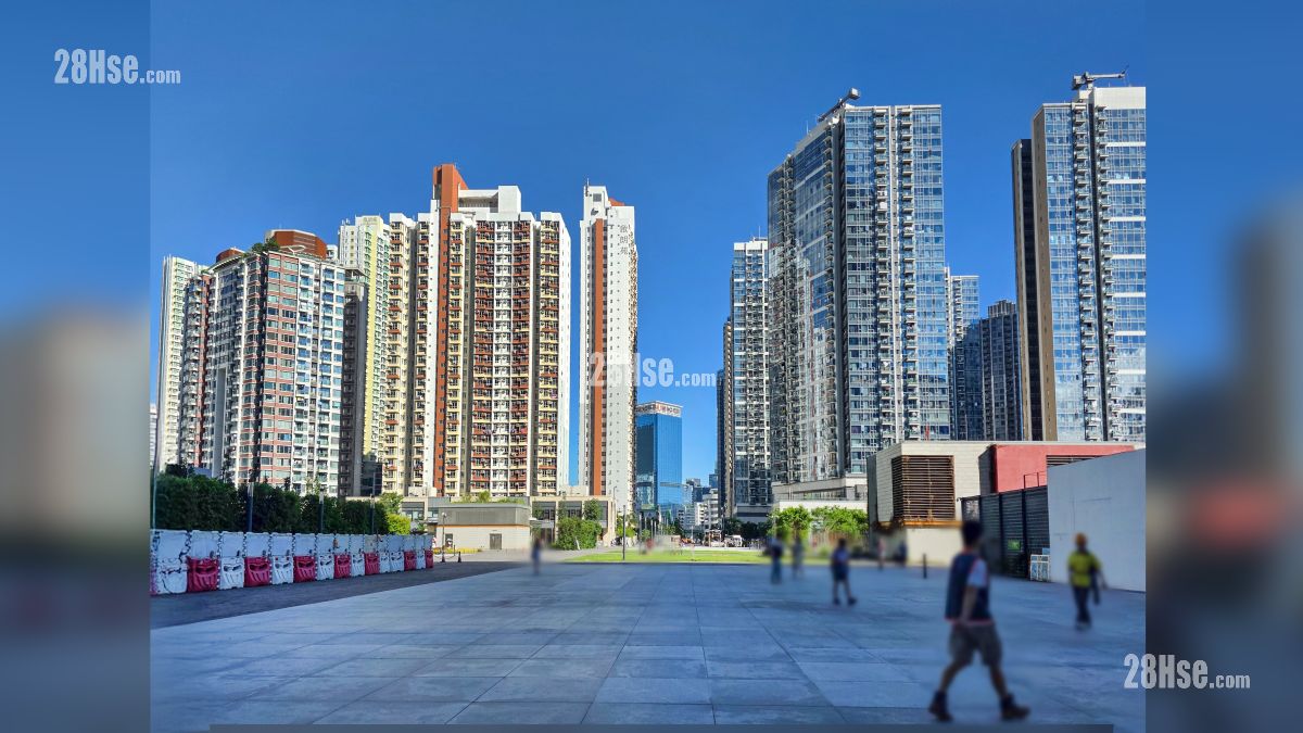 天璽天 2期 周邊大廈 項目附近的啟朗苑, 啟德1號  (從啟德車站廣場觀看)