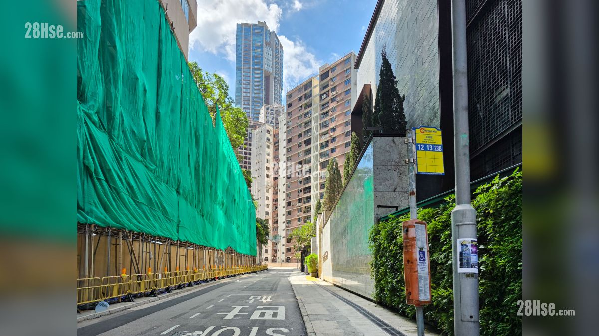 天御 2期 交通配套 項目外的衛城道設有城巴巴士站 (12,13,23B)