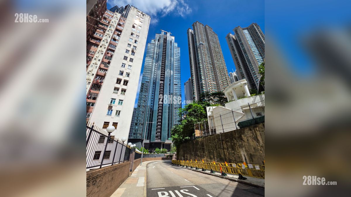 天御 2期 周邊大廈 從衛城道觀看, 左方為美麗閣, 右方為雍景臺