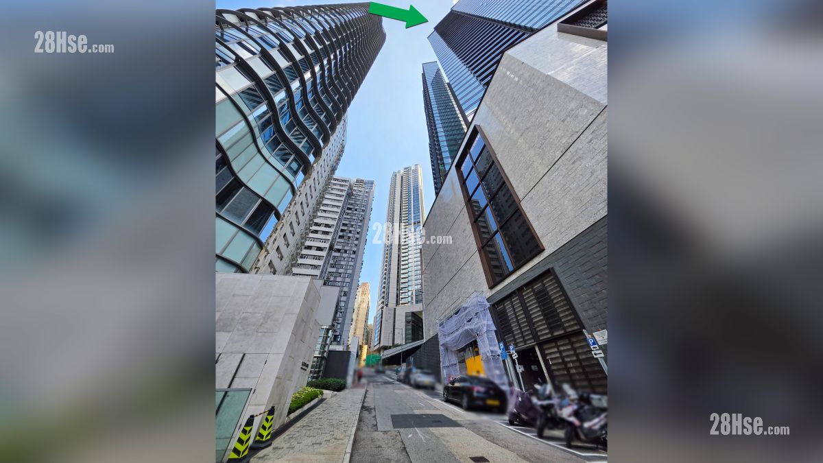 天御 2期 周邊大廈 從西摩道觀看, 項目 (綠色箭嘴部分) 對面為珒然