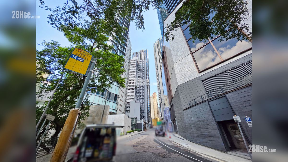 天御 2期 交通配套 項目外的西摩道尾段設有城巴巴士站 (12,40P)