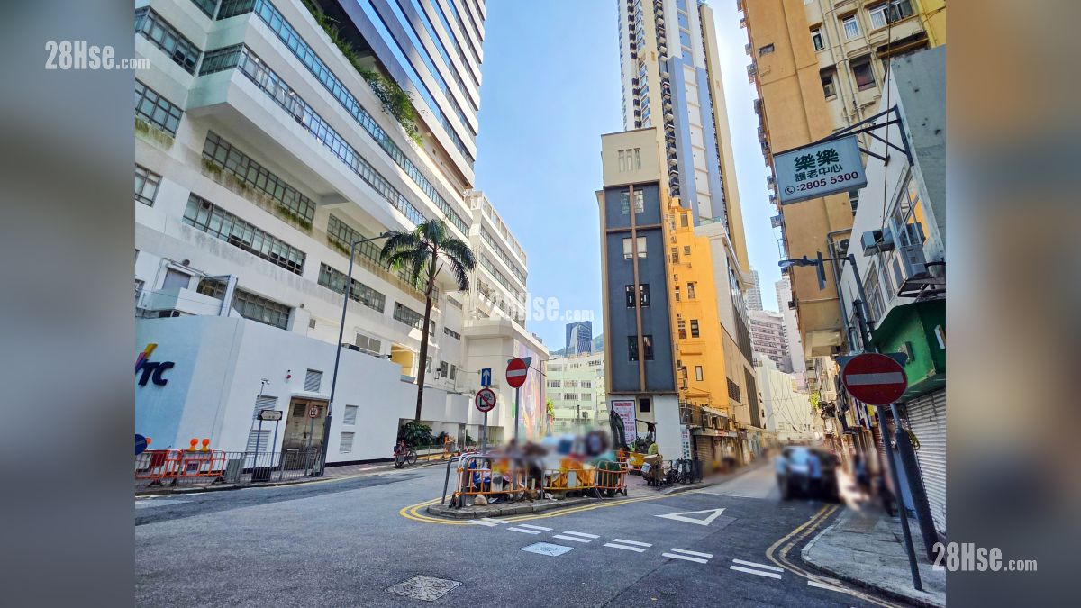 Woodis 屋苑設施環境 項目對面的交加里 (圖片右方), 圖片左方為活道