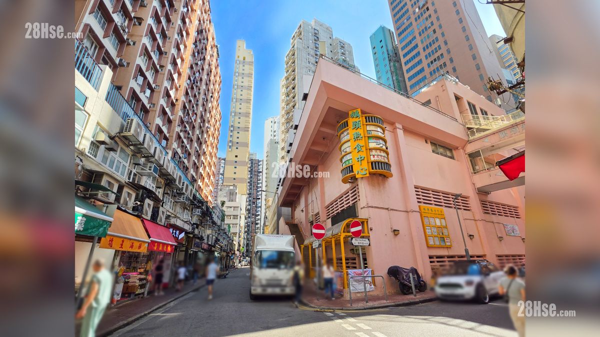 Woodis 鄰近商場或食肆 鵝頸街市及熟食中心, 位於寶靈頓道, 距離項目約 400 米