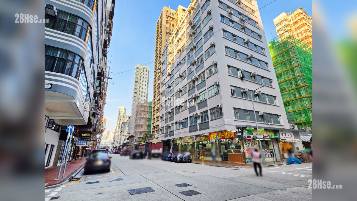 瑧爾 鄰近商場或食肆 項目 (綠色箭嘴部分) 外的南京街與炮台街交界設有食肆商舖