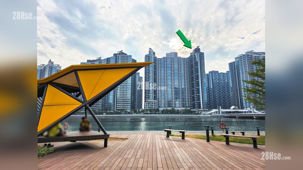 Double Coast III 附近街道 从对岸的香港儿童医院观看, 项目位于绿色箭嘴部分