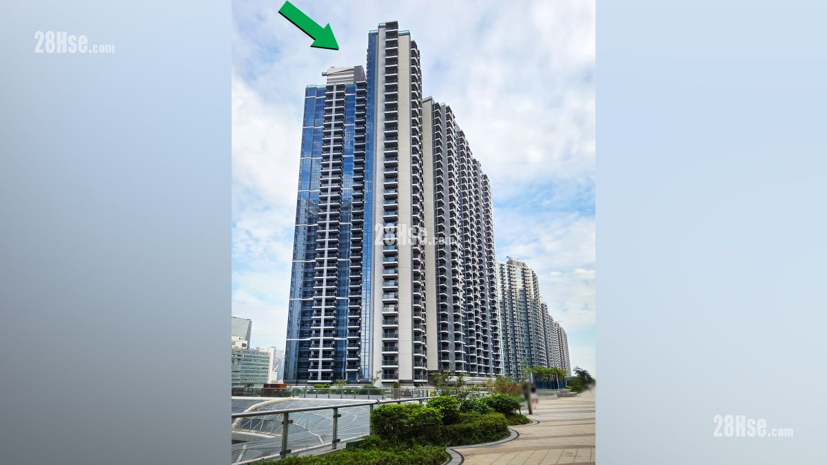 Double Coast III 主题大厦 Double Coast 分为3期发展，全期合共提供1,590伙住宅单位，第3期 Double Coast III 设有2座，提供525伙，实用面积由249至1,373平方尺，间隔由开放式至3房连套房。 