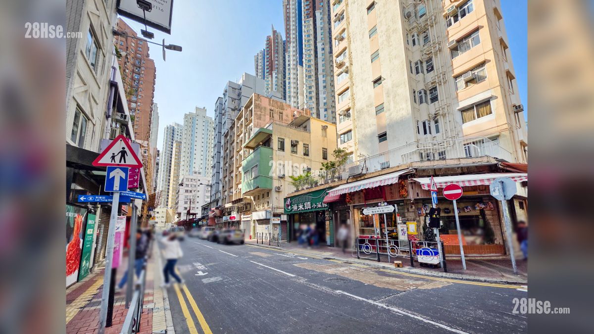 鴨脷洲大街一帶設有各式商舖