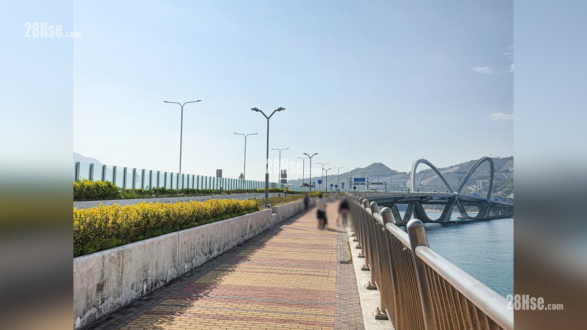 海瑅湾 II 附近设施 项目一带设有单车径 (将军澳跨湾大桥)