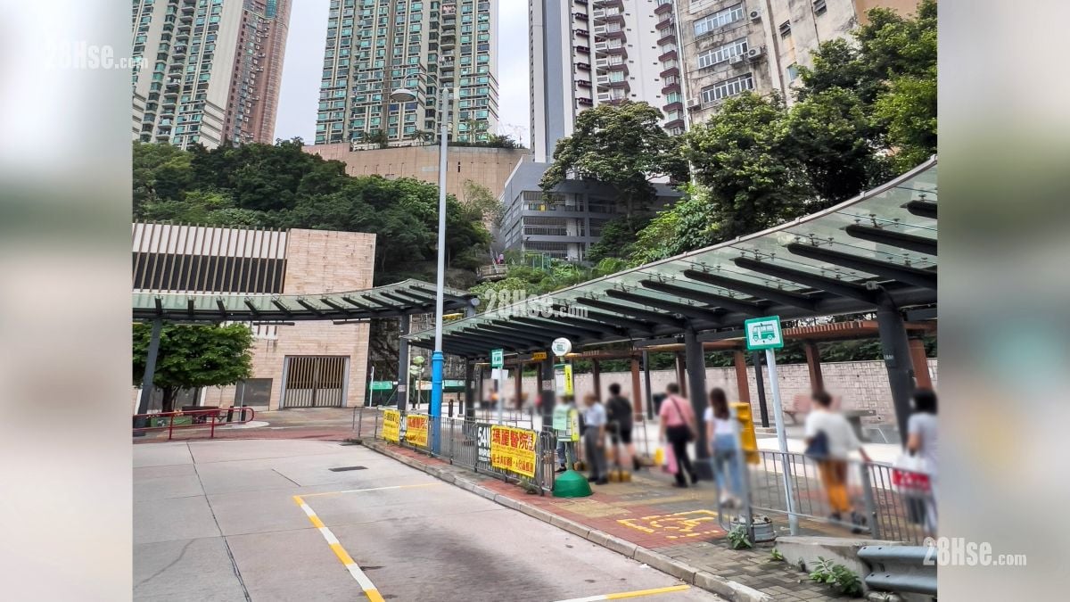 海嵎 交通配套 堅尼地城港鐵站 A 出口旁邊設有專線小巴站