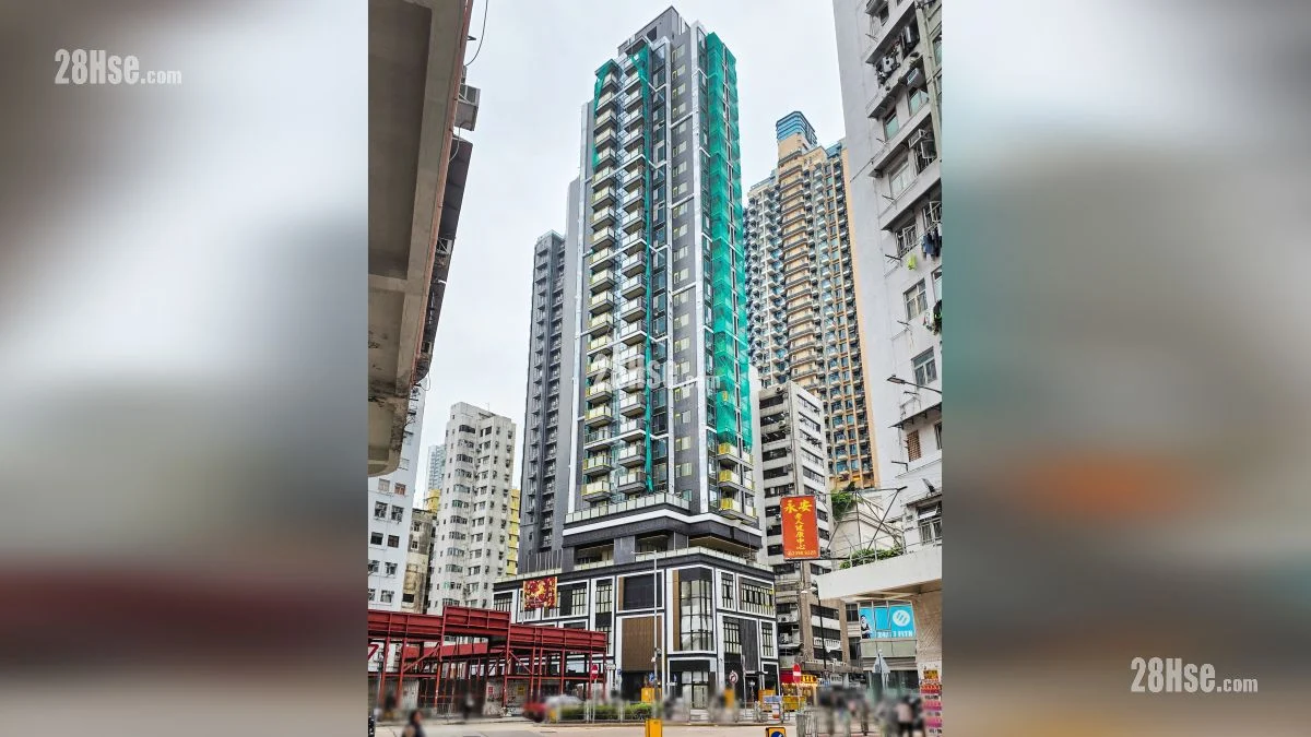 映居 主題大廈 Foto + 映居由建灝發展，設有1座，提供122伙，標準單位實用面積由338至347平方呎不等，另設實用301至347平方呎的連平台或天台特色戶。