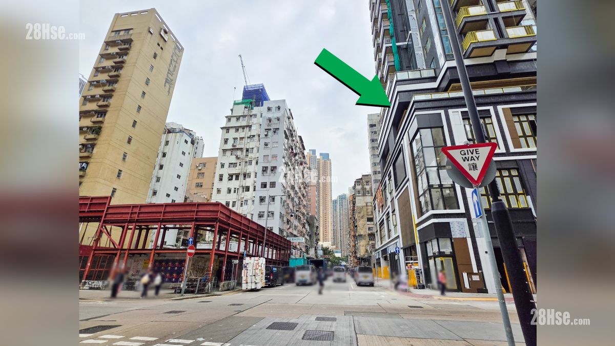 映居 屋苑設施環境 項目 (綠色箭嘴部分) 外的橡樹街與埃華街交界