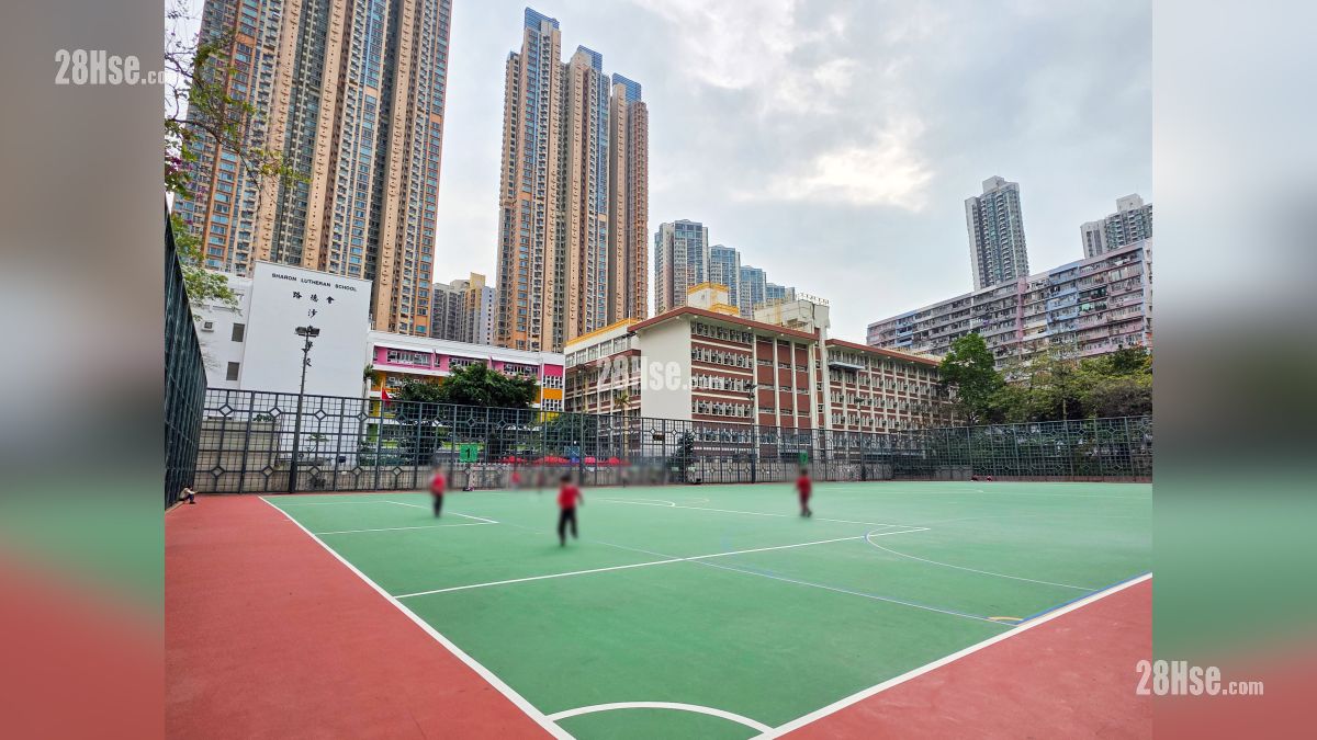 映居 附近設施 晏架街遊樂場設有籃球場與足球場