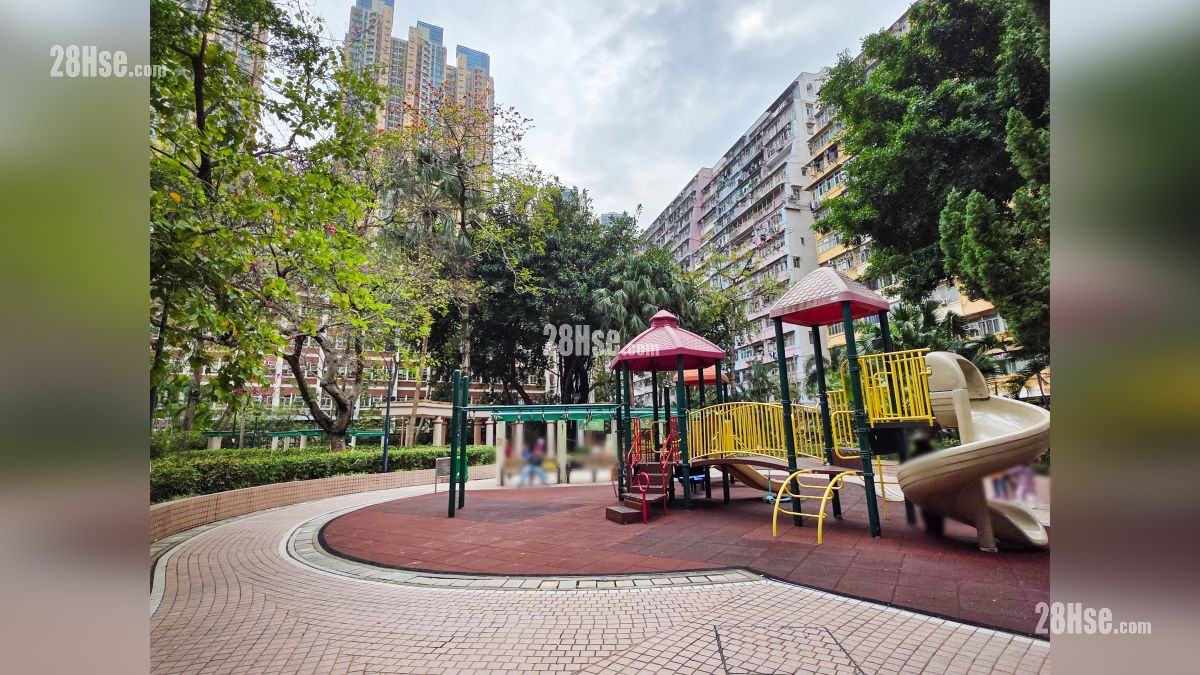 映居 附近設施 晏架街遊樂場設有籃球場與足球場