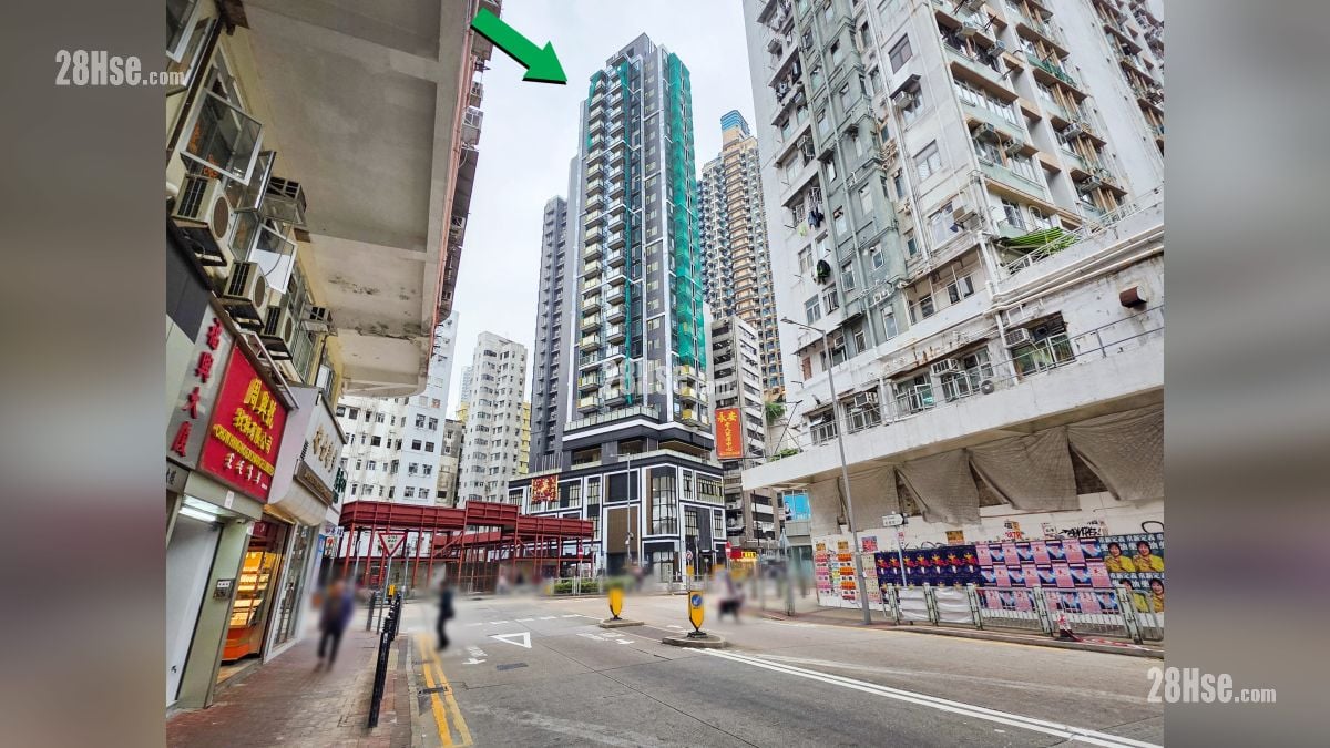 映居 附近街道 項目 (綠色箭嘴部分) 外的松樹街