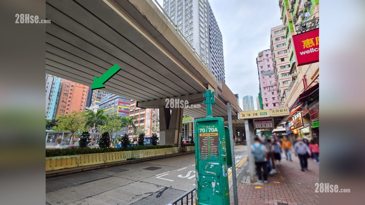 映居 交通配套 大角咀道設有巴士站與專線小巴站, 項目位於綠色箭嘴部分