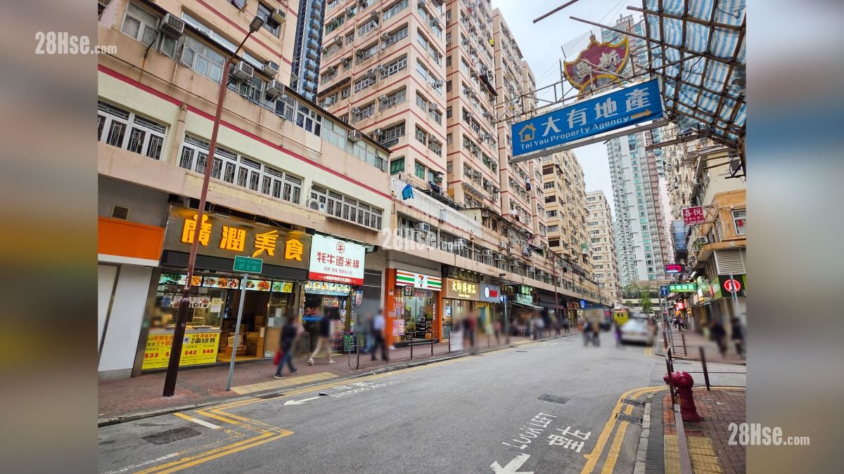 映居 鄰近商場或食肆 埃華街設有較多食肆商舖