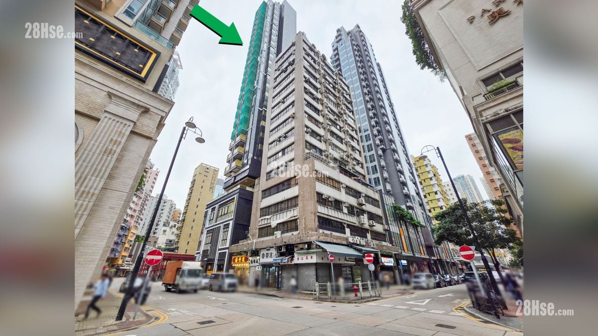 映居 屋苑設施環境 項目 (綠色箭嘴部分) 外的杉樹街與埃華街交界