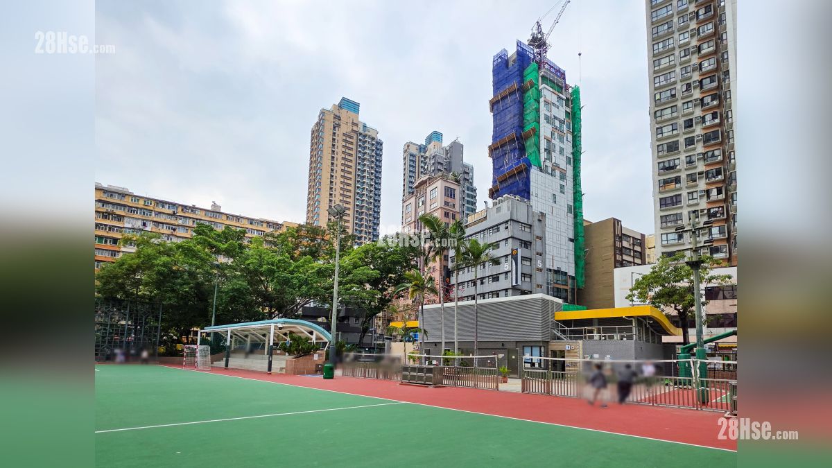 映居 附近設施 晏架街遊樂場設有籃球場與足球場