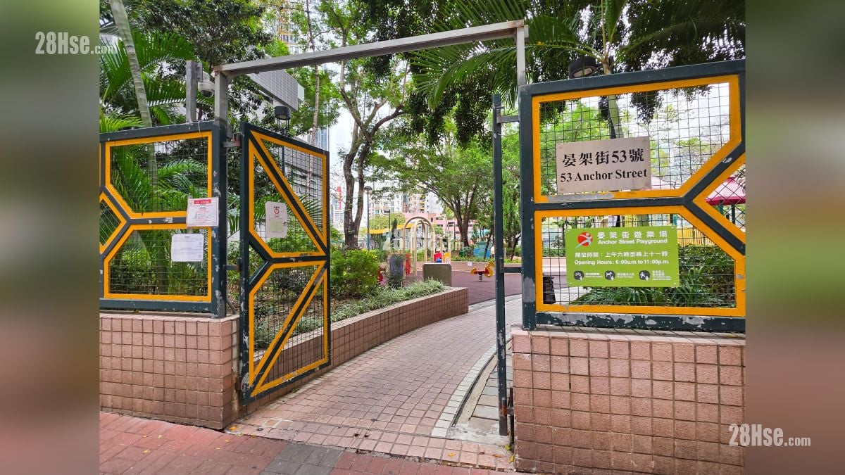 映居 附近設施 晏架街遊樂場設有籃球場與足球場