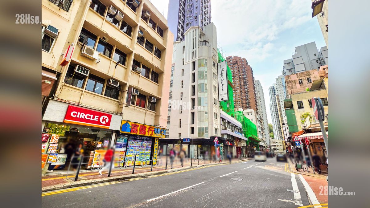 璟南 邻近商场或食肆 鸭脷洲大街一带设有各式食肆商铺 (近利东港铁站 A 出口 ), 距离项目约 900 米