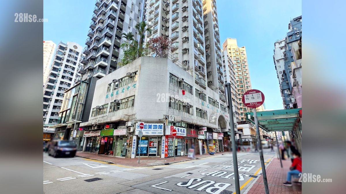 首匯 交通配套 寶其利街設有九巴巴士站 (5C,8,11K,11X,15X,21)