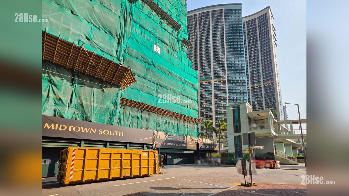 首匯 周邊大廈 項目鄰近半島豪庭 (圖片右方)