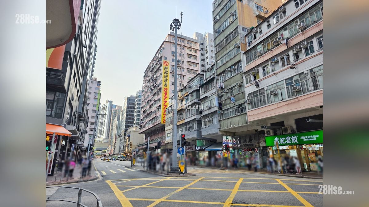 首匯 鄰近商場或食肆 蕪湖街一帶設有各式食肆商舖, 人流也較多