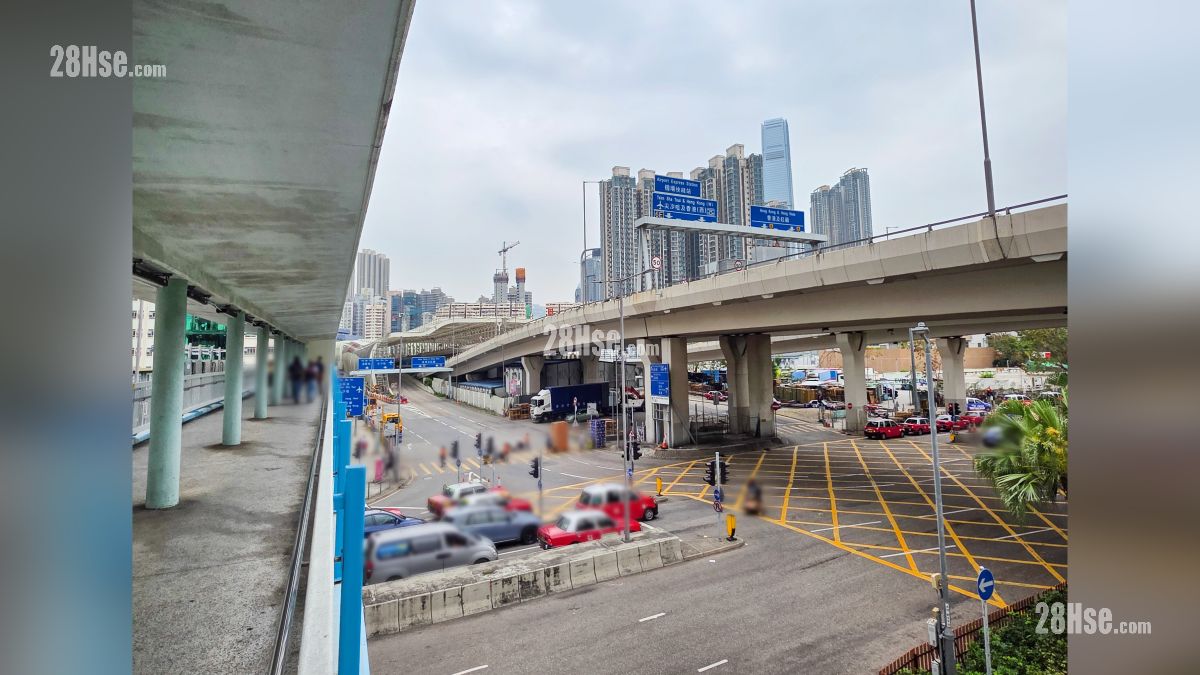 原舍 附近街道 從項目外的行人天橋可到達麗翔道 