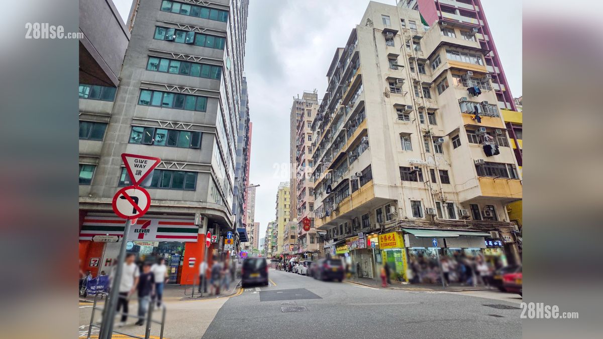 原舍 鄰近商場或食肆 碧街頭段近油麻地港鐵站 A 出口一帶設有食肆商舖