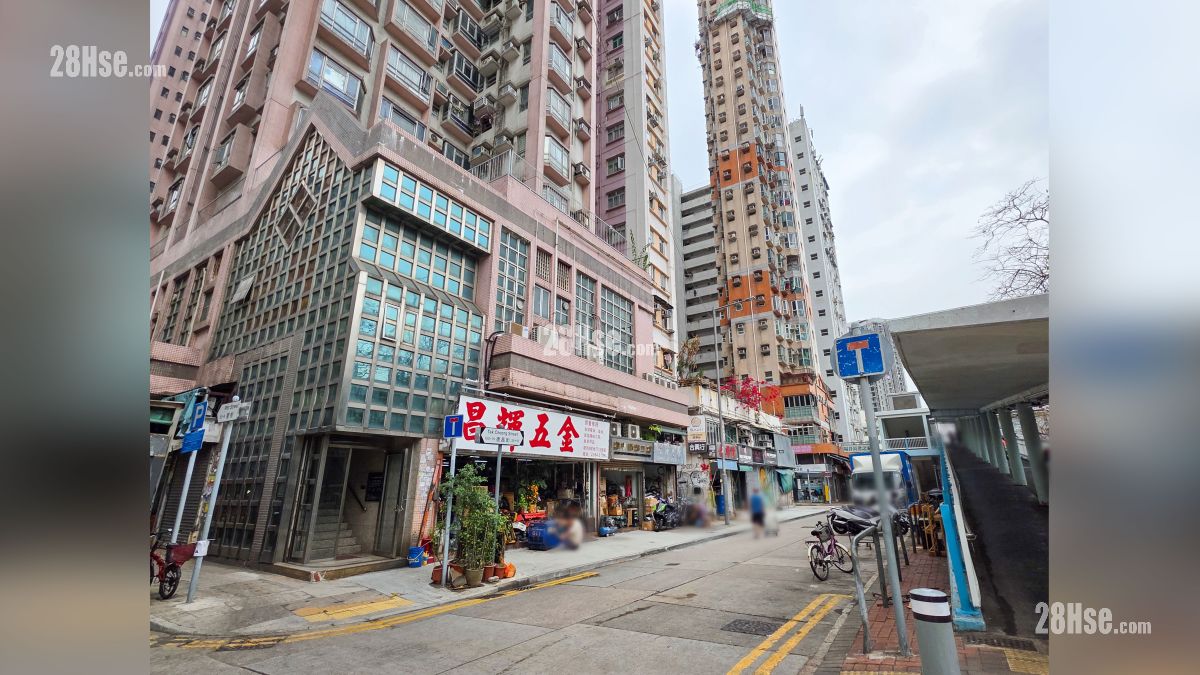 原舍 附近街道 碧街與德昌里交界, 左方可到達項目位置