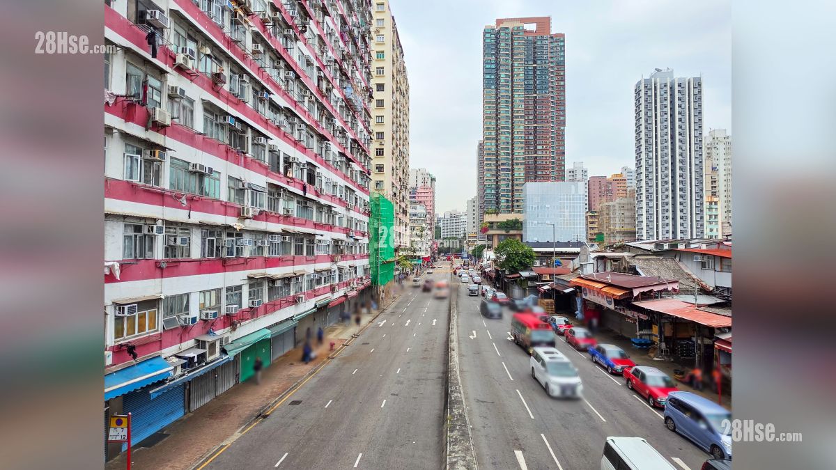 原舍 附近街道 從項行人天橋觀看窩打老道, 右方為油麻地果欄