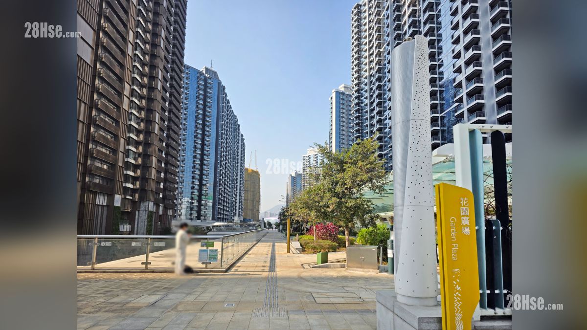 天玺海 2B期 附近设施 项目 (绿色箭嘴部分) 旁边设有启德空中花园, 花园广场