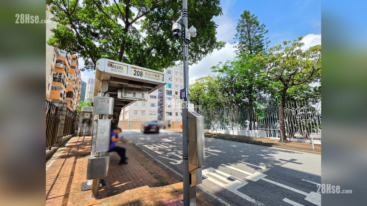 項目附近的廣播道設有九巴巴士站 (208)