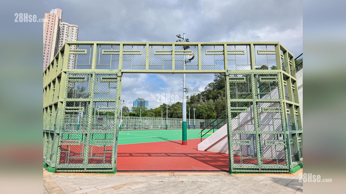 聯合道公園設有足球場與籃球場