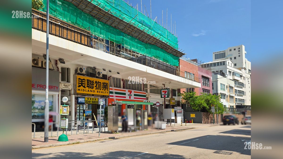 達之路與雀橋街交界設有便利店與超級市場, 距離項目約 300 米